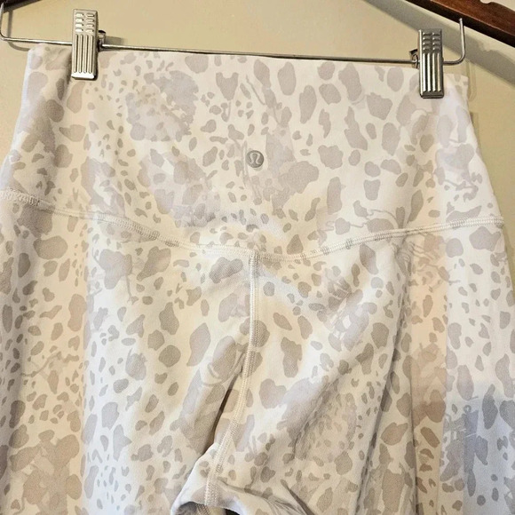 Lululemon 2022 Align High Rise Crop 17" Cheetah Camo Antique White Leggings Sz 8 - Picture 10 of 12